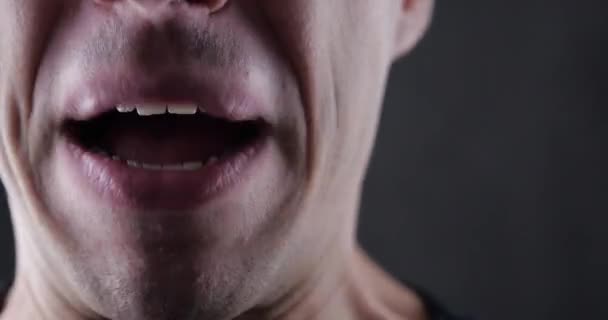 Close-up van monding van Angry Man schreeuwen. Gevaar geweld. 4k 10-bit - Video