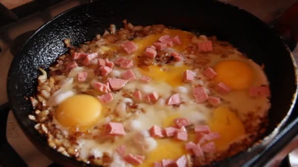 Nádherné teplé omeletu s vajíčka cibulí a klobásou na snídani. Vejce s čabajkou a cibulí - Záběry, video