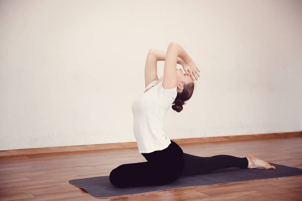 Yoga kavramı. Kadın yakından derin derin düşünür - Fotoğraf, Görsel