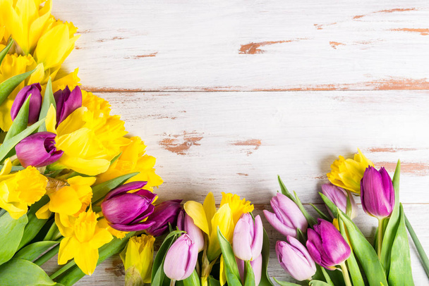Όμορφο μπουκέτο από τουλίπες και Daffodils κίτρινο για το ροζ Backg - Φωτογραφία, εικόνα