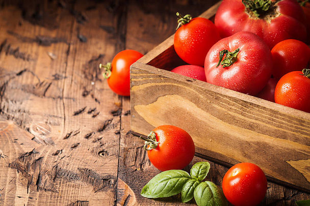 świeże pomidory w drewnianej skrzyni na tle rustykalnym - Zdjęcie, obraz