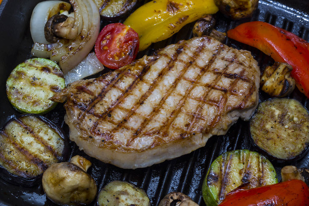 Koken steak en paddestoelen op de grill pan  - Foto, afbeelding