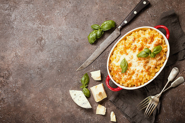 Mac and cheese, american style macaroni pasta in cheesy sauce - Foto, Imagem