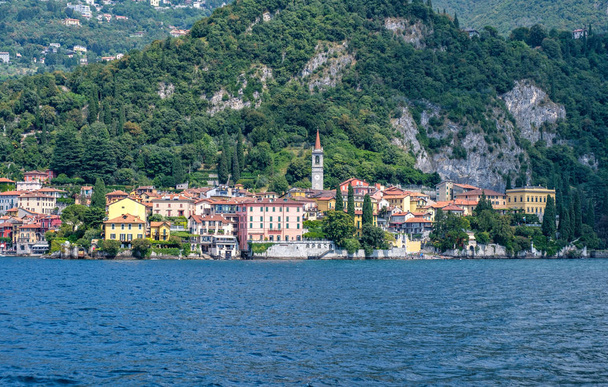 Varenna város a Como-tó megtekintése. Hegyek a háttérben. Olaszország szépségek - Fotó, kép