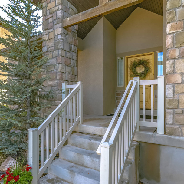 Eagle Mountain home, lépcsők és a sárga ajtó - Fotó, kép