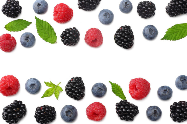 blackberries with raspberries, blueberries and green leaf isolated on white background. top view - Foto, Imagen