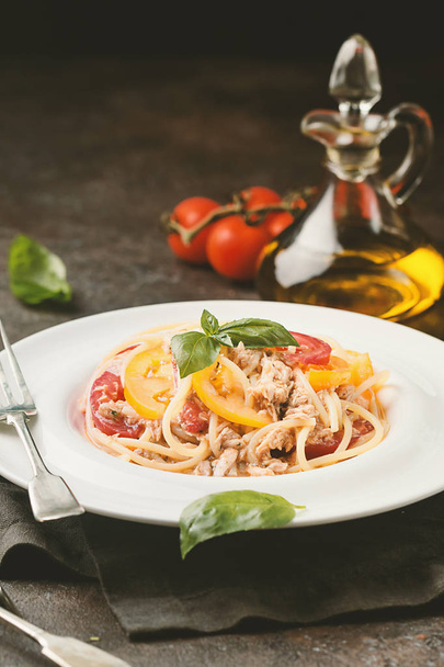spaghetti with tuna and tomatoes - Фото, изображение
