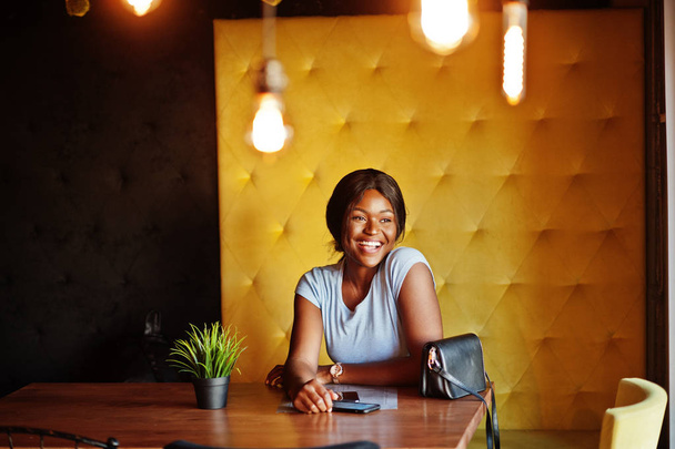 Une Afro-américaine assise au café. Femme noire ayant du repos
. - Photo, image