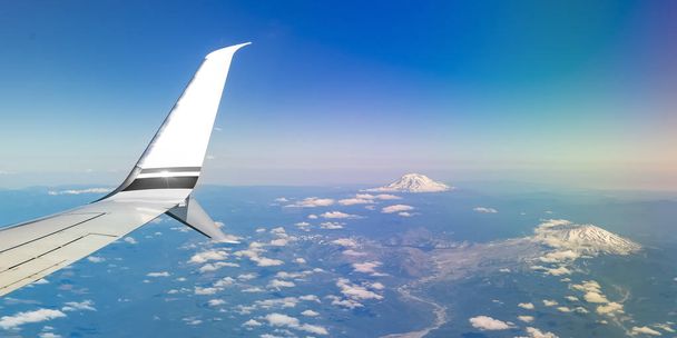 Monte Rainier visto de uma janela de avião
 - Foto, Imagem