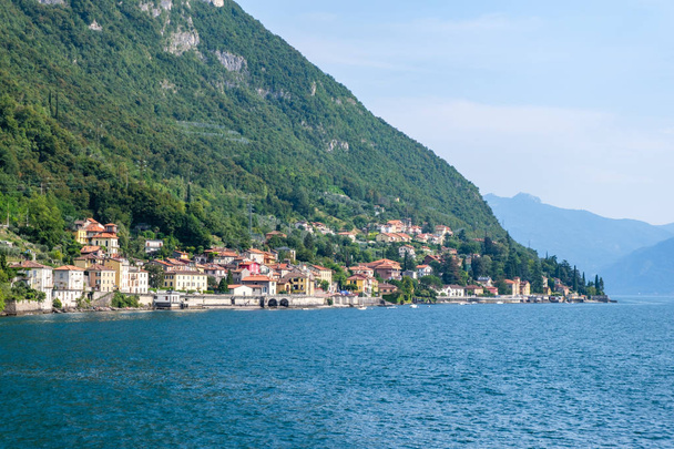 サイドビューから Fiumelatte の町。コモ湖と背景の山です。イタリアの美しさ - 写真・画像