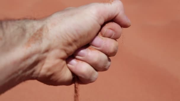 oříznutý pohled člověka, který vylévá písek z ruky - Záběry, video