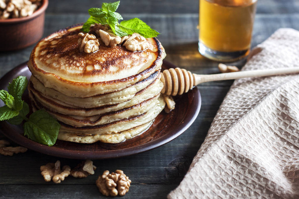 pancakes with honey and nuts - Foto, Imagen