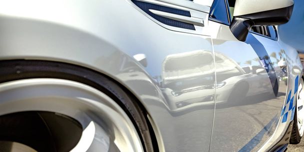 Світловідбиваючий автомобіль з білим фланцем і синьою стороною декаль
 - Фото, зображення