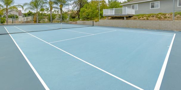 Kort tenisowy z domami w okolicy - Zdjęcie, obraz