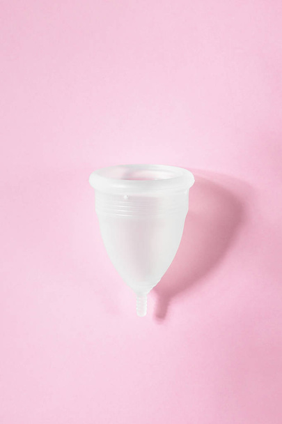 Coppa mestruale su sfondo rosa. Metodo alternativo di protezione contro le emorragie durante il periodo. Concetto di salute femminile
 - Foto, immagini