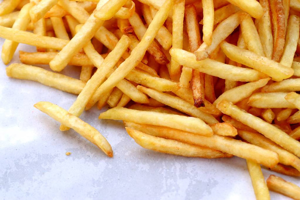 Franse frietjes op straat eten - Foto, afbeelding