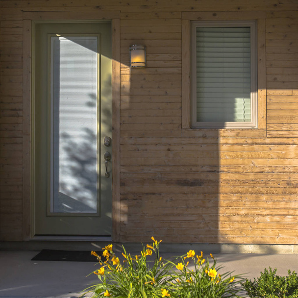 Bílé dveře s zasklení dřevěných domů - Fotografie, Obrázek
