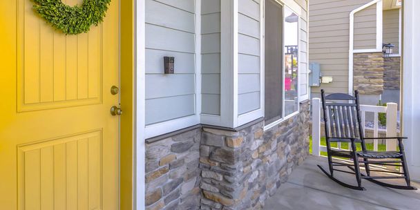黄色の正面玄関、ロッキングチェアをポーチ - 写真・画像