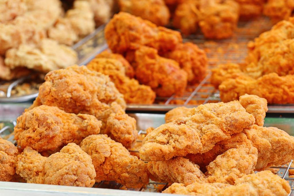 smażony kurczak na ulicy żywności - Zdjęcie, obraz