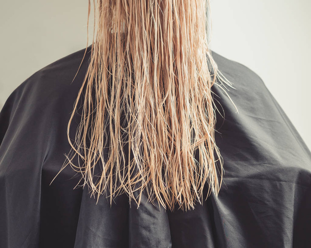 Красива молода жінка з мокрим довгим світлим прямим волоссям, вид ззаду
 - Фото, зображення