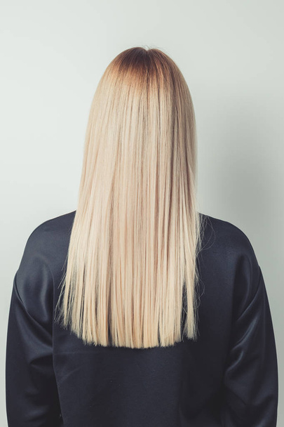 schöne junge Frau mit langen blonden glatten Haaren, Rückseite - Foto, Bild