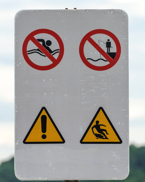 πινακίδα που απαγορεύει την κολύμβησης, κοντινό πλάνο - Φωτογραφία, εικόνα