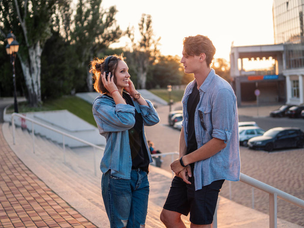 Preciosa pareja joven hipster citas durante el atardecer de verano
. - Foto, Imagen