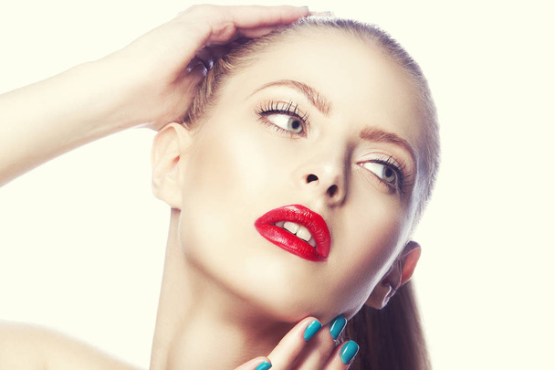 Portrait de femme avec lèvres rouges et vernis à ongles bleu
 - Photo, image