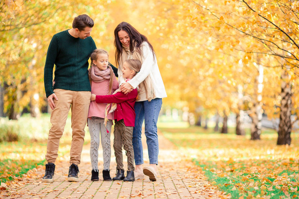 Ritratto di famiglia felice di quattro persone in autunno - Foto, immagini