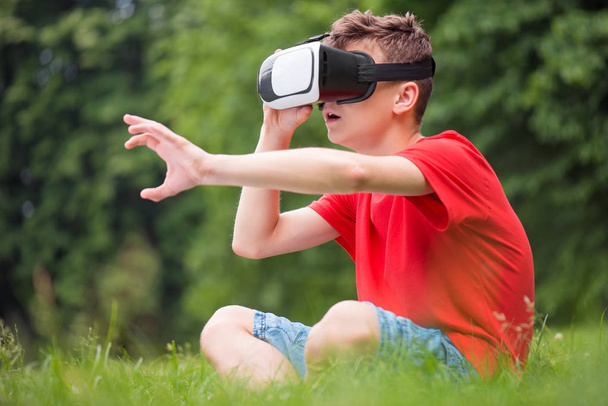 Teen boy with VR glasses - Foto, Imagen