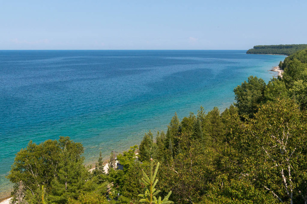 Heldere mooie landschap van Niagara Escarpment kalkstenen kliffen langs de blauwe oever van lake huron - Foto, afbeelding