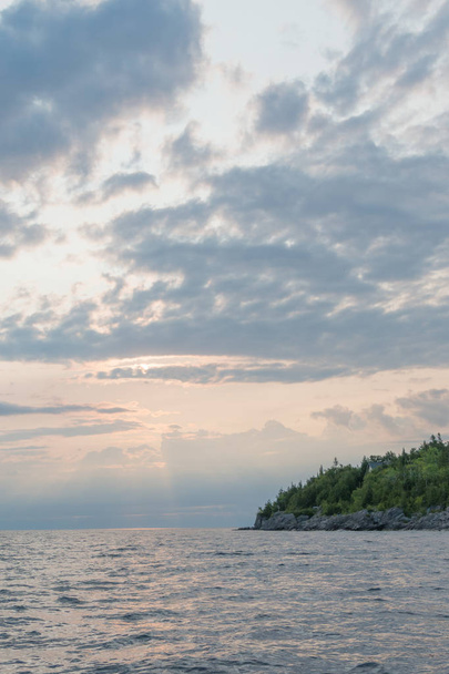 Upeat aamunkoiton pilvet ja auringonnousu Georgian lahden vedellä kallioiden ja tunnelman kanssa
 - Valokuva, kuva