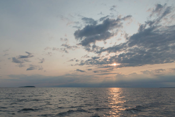 Hermosas nubes del amanecer y amanecer en el agua de la bahía georgiana con acantilados y sensación de mal humor
 - Foto, imagen