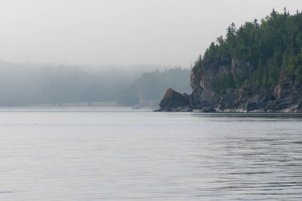 Côte de la baie Georgienne silhouette falaise dans la brume tôt le matin et papier peint brouillard
 - Photo, image