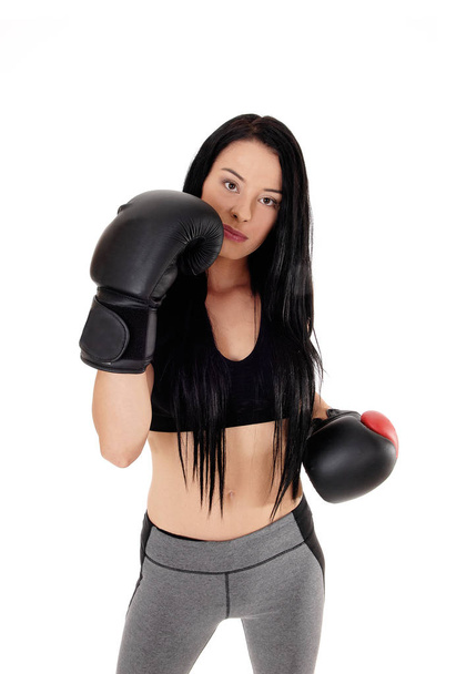 A karcsú, fiatal nő sportruházat és fekete Box gerezd standin - Fotó, kép