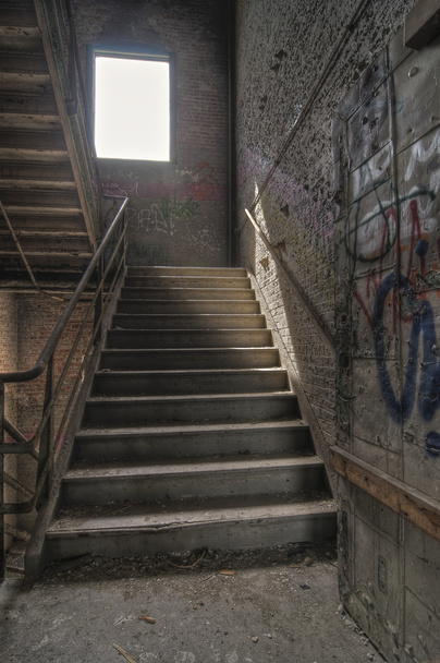 Лестница с граффити
 - Фото, изображение