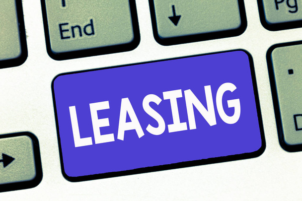 A escrever um bilhete a mostrar o Leasing. Foto de negócios mostrando Grant on lease Acordo de aluguel entre duas partes Contrato
 - Foto, Imagem