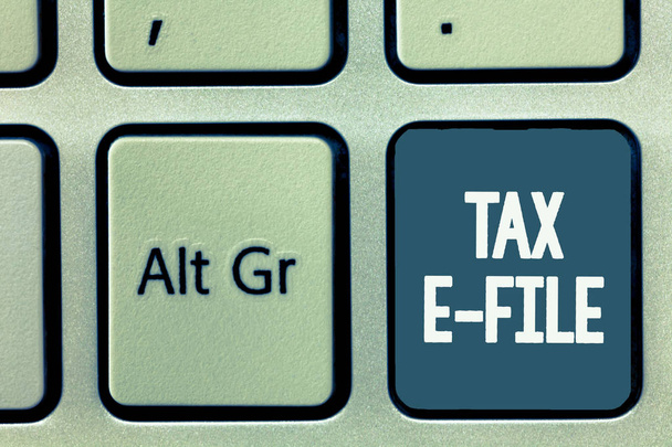 Conceptuele hand schrijven belasting E-bestand tonen. Zakelijke foto presentatie van systeem indiening van fiscale stukken bij ons Internal Revenue Service - Foto, afbeelding