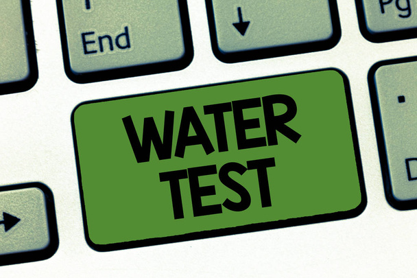 Κείμενο πινακίδα που δείχνει νερό Test. εννοιολογική φωτογραφία δειγματοληψία των διαφόρων ρευμάτων του υγρού και ανάλυση της ποιότητάς τους - Φωτογραφία, εικόνα