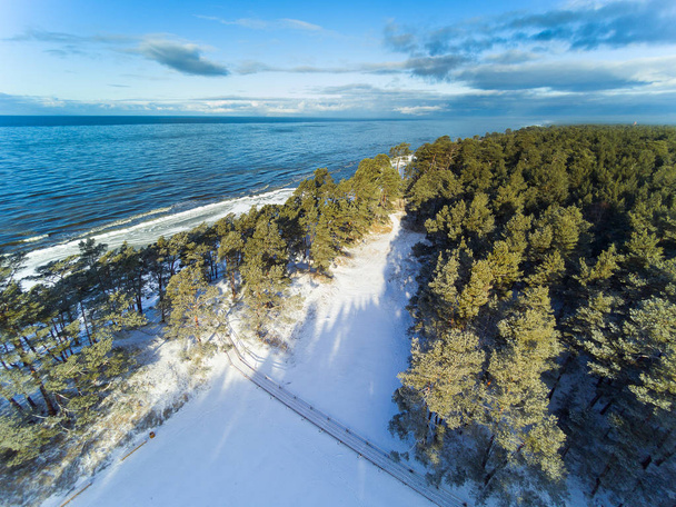 Costa nevosa e ghiacciata del Mar Baltico vicino a Liepaja, Lettonia
. - Foto, immagini