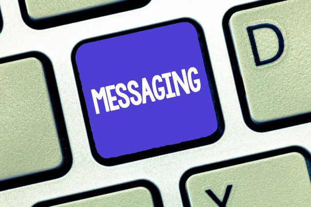 Fogalmi kézi írás, mutatja az üzenetek. Üzleti fénykép bemutató kommunikáció másokkal-üzeneteket, SMS-csevegés - Fotó, kép