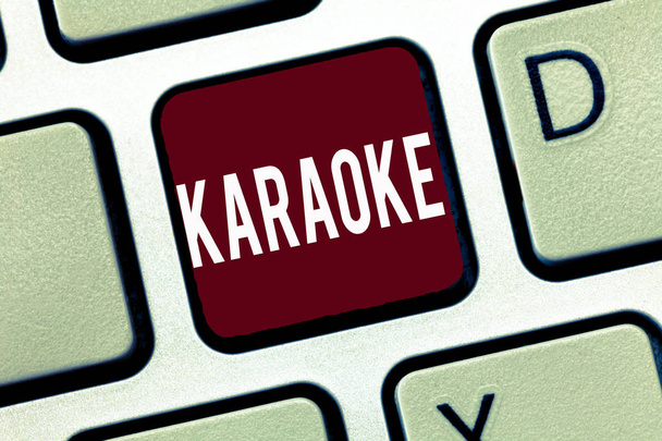Λέξη κείμενο γραφής Karaoke. Επιχειρηματική ιδέα για το τραγούδι διασκέδασης κατά μήκος την ορχηστρική μουσική που παίζεται από ένα μηχάνημα - Φωτογραφία, εικόνα