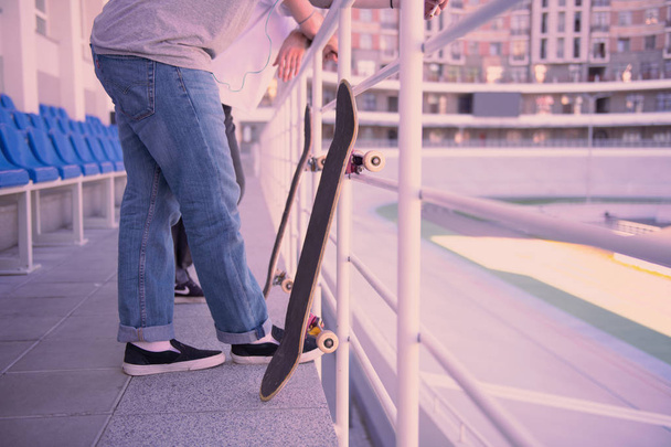 Focused photo on skateboard that standing on foreground - Foto, Imagem