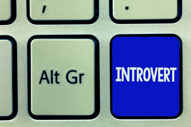 Escrevendo nota mostrando Introvert. A exibição de fotos de negócios tende a ser virada para dentro ou focada em pensamentos mais internos
 - Foto, Imagem