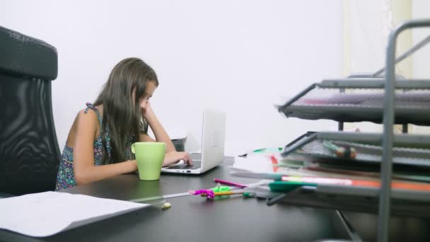 Dziewczyna wylewa herbatę na laptopie. odrabiania lekcji, online nauki, 4 k zbliżeń, - Materiał filmowy, wideo