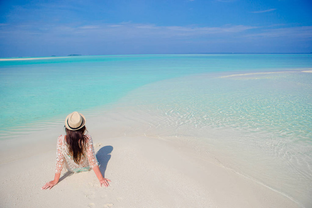 Giovane donna godere di una vacanza al mare tropicale sulle Maldive
 - Foto, immagini