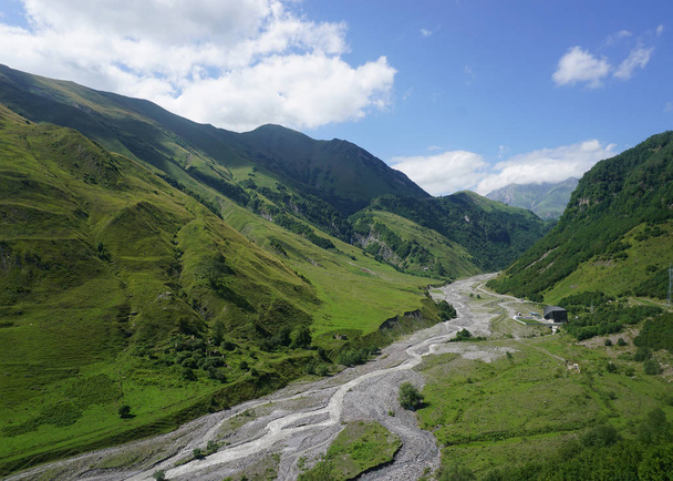 Carretera militar georgiana con valle del río Sequía rodeada de montañas
 - Foto, Imagen