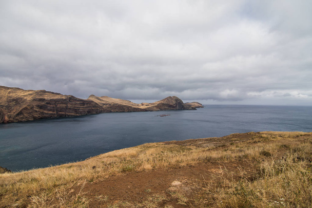 A bela e invulgar paisagem marciana da popular trilha de trekking, caminhada e caminhada na ilha da Madeira - o ponto mais oriental chamado Ponta de São Lourenco
 - Foto, Imagem
