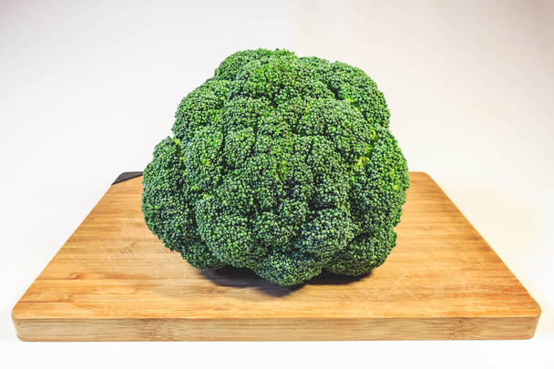 Broccoli cabbage fresh greens on a wooden board for all - Foto, afbeelding