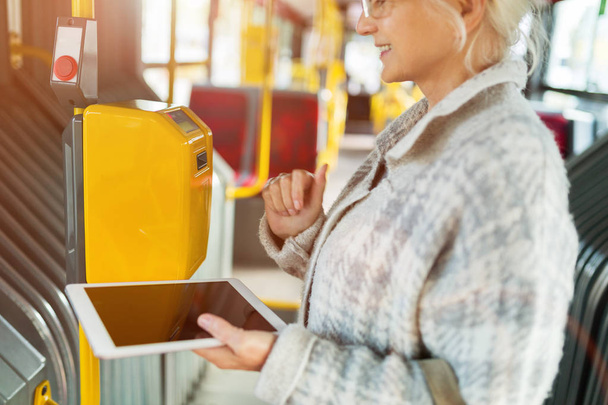 Senior kobieta dojazdy w autobusie, sprawdzanie biletów - Zdjęcie, obraz